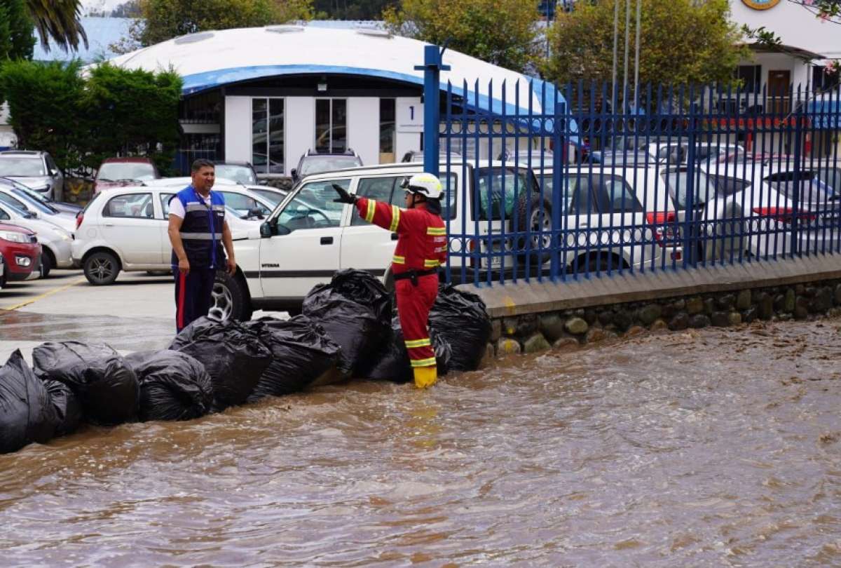 Estudiantes afectados por desbordamiento del r&iacute;o Yanuncay, en Cuenca. 