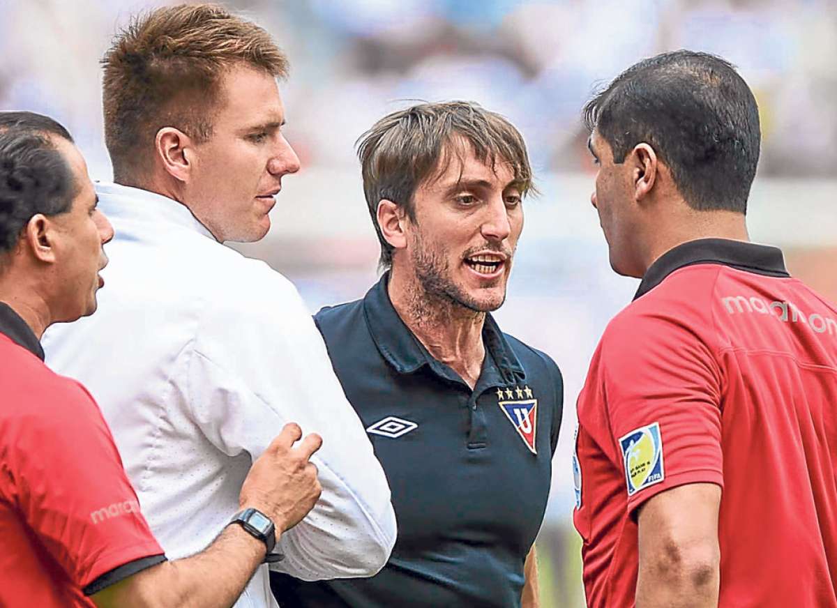 Luis Zubeld&iacute;a (centro) increpa al juez Roddy Zambrano (der.), por sancionar un penalti para Independiente. El t&eacute;cnico volv&iacute;a luego de 3 fechas de suspensi&oacute;n. Foto:  &Aacute;lvaro P&eacute;rez / El Tel&eacute;grafo.