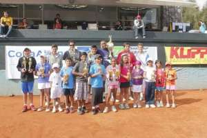 Los ganadores de la sexta parada del Tennis Tour Ecuador muestran con orgullo sus trofeos. Cortes&iacute;a: Tennis Tour