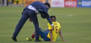 El DT de la 'Tri' ayudando a Cristhian Noboa a levantarse tras la derrota ante Per&uacute;.