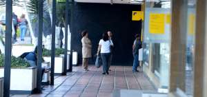 Los vecinos se quejan de constantes asaltos a transe&uacute;ntes y personas que retiran dinero de los dos bancos de la zona. En este mes se detuvo a 76 personas por el delito de robo en Pichincha. En 2018 hubo 1.198 aprehendidos.