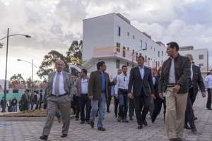 El presidente Correa recorri&oacute; las instalaciones del conjunto habitacional. Foto: Daniel Molineros / EL TEL&Eacute;GRAFO