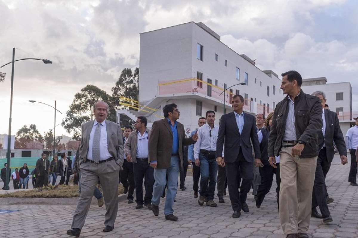 El presidente Correa recorri&oacute; las instalaciones del conjunto habitacional. Foto: Daniel Molineros / EL TEL&Eacute;GRAFO