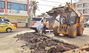 En la avenida Los Shyris, en el sur de Ambato, obreros municipales retiran parte de la carpeta asf&aacute;ltica en mal estado. Debido a esto, el tr&aacute;fico de esta calle se redujo, hace 2 d&iacute;as, a un solo carril bidireccional. Foto:  Roberto Ch&aacute;vez / El Tel&eacute;grafo