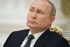 La normativa, respaldada por Vladímir Putin, contempla sanciones económicas, deportaciones y censura cultural.