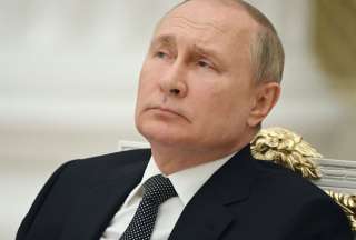 La normativa, respaldada por Vladímir Putin, contempla sanciones económicas, deportaciones y censura cultural.