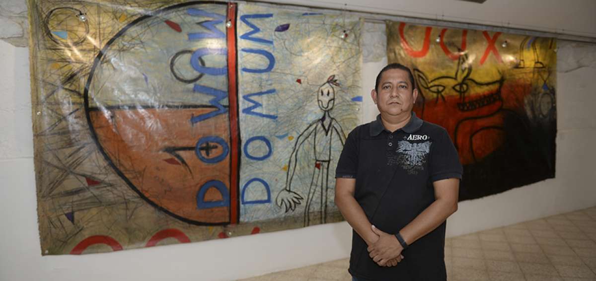 Chaquiras para un duelo, del artista pl&aacute;stico Francisco Vera (foto), es una muestra que evoca s&iacute;mbolos como m&aacute;scaras, el juego de tres en raya o palabras en lat&iacute;n; tambi&eacute;n hay figuras de animales de civilizaciones de la costa del Pac&iacute;fico e incluso de los personajes de la f&aacute;bula Pedrito y el lobo.