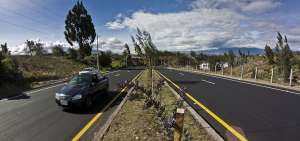 El proyecto de rehabilitaci&oacute;n de la carpeta asf&aacute;ltica del paso lateral sur de Ambato contempl&oacute; mejoramiento de parterres y de la se&ntilde;al&eacute;tica.