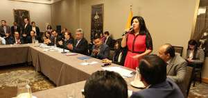 La c&oacute;nsul Linda Machuca dio la bienvenida a Len&iacute;n Moreno durante la reuni&oacute;n de la colonia ecuatoriana en EE.UU.