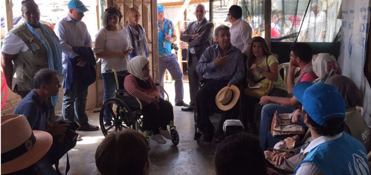 Durante su visita a los campos de refugiados en el L&iacute;bano, Moreno comparti&oacute; con distintos grupos de voluntarios.