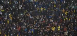 Los aficionados presentes en el Atahualpa encendieron los flashes de sus tel&eacute;fonos durante el minuto de silencio previo al encuentro.
