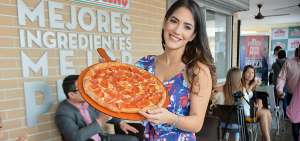 En el local de Manta, sobre la avenida Barbasquillo, se muestra la pizza que ser&aacute; vendida para apoyar los proyectos sociales en el pa&iacute;s.