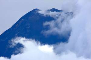 La niebla no permite observar  al  Tungurahua, activo otra vez desde el 1&ordm; de febrero. FOTO: ROBERTO CHAVEZ
