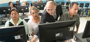 Un grupo de 15 profesores resuelve la prueba en uno de los salones del colegio Ismael P&eacute;rez Pazmi&ntilde;o, norte de Guayaquil. Hay 56.934 aspirantes.
