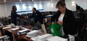 Alexandra C&oacute;rdova lleg&oacute; con su abogado, Milton Castillo, minutos antes de que se instale la diligencia.