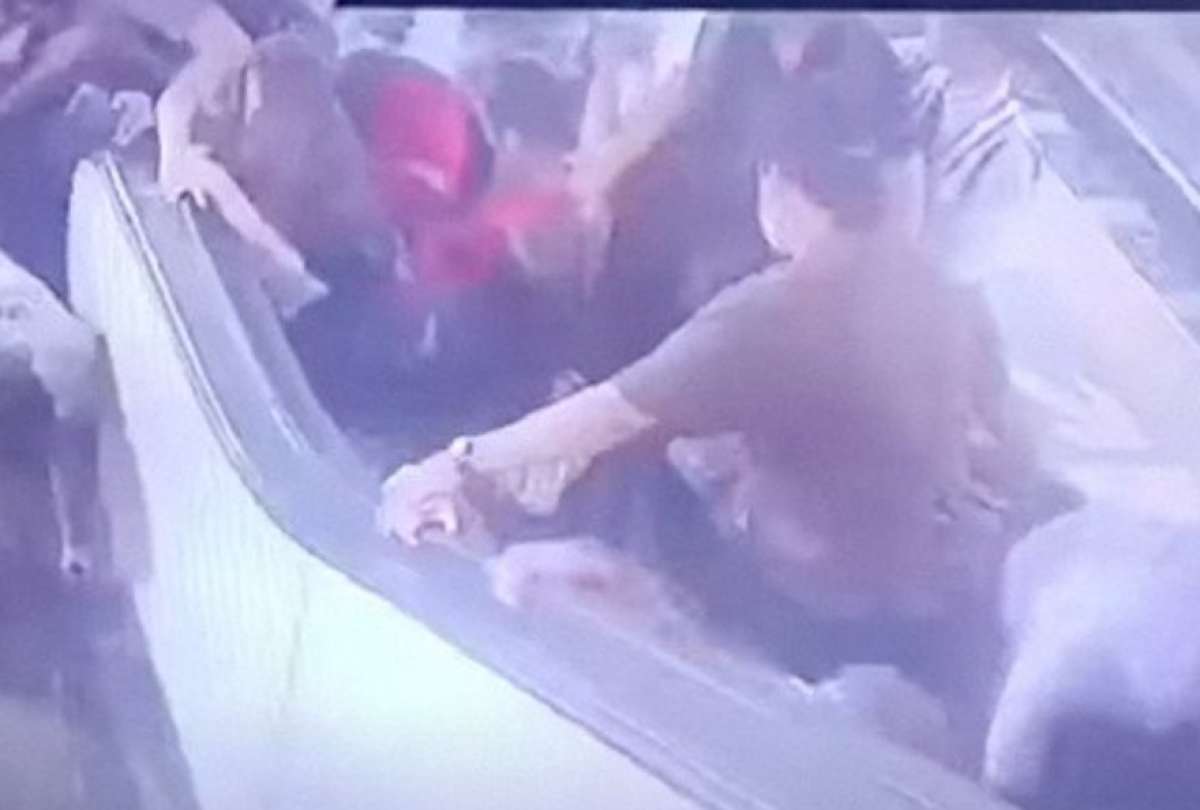 Una cámara de seguridad captó el momento en que colapsa una escalera eléctrica en el Metro de Manila.