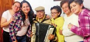 Carlos Regalado se dedic&oacute; de lleno a su esposa, hijos y nietos en el &uacute;ltimo tiempo de su vida. Siempre mantuvo las manos en su fiel acorde&oacute;n de marca Acme.