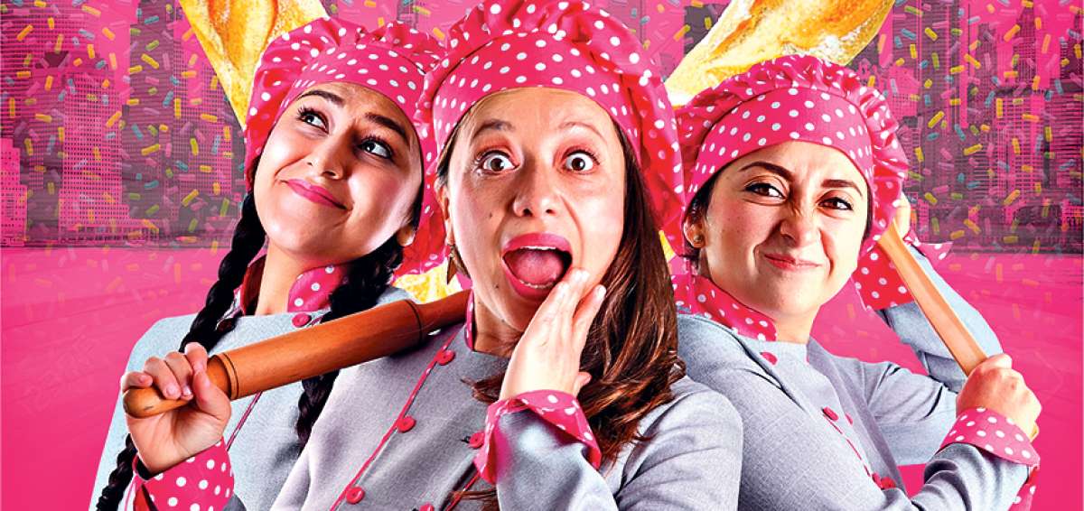 El elenco est&aacute; conformado por Ana Cobagango, Andrea Pulla y Karla Garz&oacute;n, dirigido por Jorge Mateus. Se presenta en el Patio de Comedias.