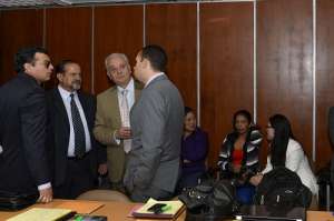 La Defensa de las demandantes dialogan con el fiscal Galo Chiriboga. Se estima que la pr&oacute;xima semana se reinstale la diligencia. Foto: Miguel Jim&eacute;nez / EL TEL&Eacute;GRAFO