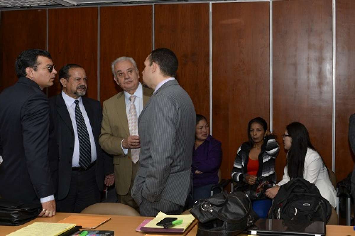 La Defensa de las demandantes dialogan con el fiscal Galo Chiriboga. Se estima que la pr&oacute;xima semana se reinstale la diligencia. Foto: Miguel Jim&eacute;nez / EL TEL&Eacute;GRAFO