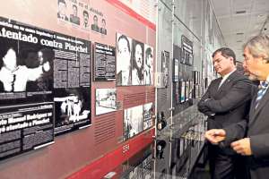 La primera actividad del presidente de Ecuador, Rafael Correa, en Santiago fue una visita al Museo de la Memoria y los Derechos Humanos. Foto: Cortes&iacute;a | Presidencia de la Rep&uacute;blica.