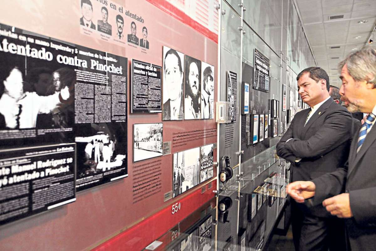La primera actividad del presidente de Ecuador, Rafael Correa, en Santiago fue una visita al Museo de la Memoria y los Derechos Humanos. Foto: Cortes&iacute;a | Presidencia de la Rep&uacute;blica.