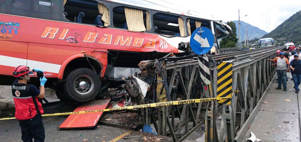 El flujo vehicular qued&oacute; habilitado por el carril del puente que no fue afectado. Una alternativa vial es la carretera que une el cant&oacute;n Patate con Ba&ntilde;os.