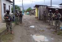 Militares y policías custodian este cantón fronterizo. 