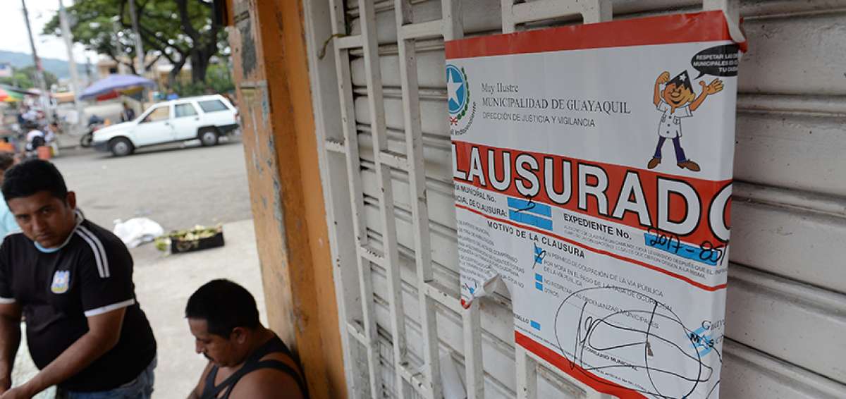 Los sellos de clausura en locales de la 30 y Maracaibo fueron colocados hace aproximadamente un mes.    