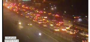 Las c&aacute;maras del ECU911 Samborond&oacute;n y la CSCG captaron la enorme fila de veh&iacute;culos en el Puente de la Unidad Nacional.