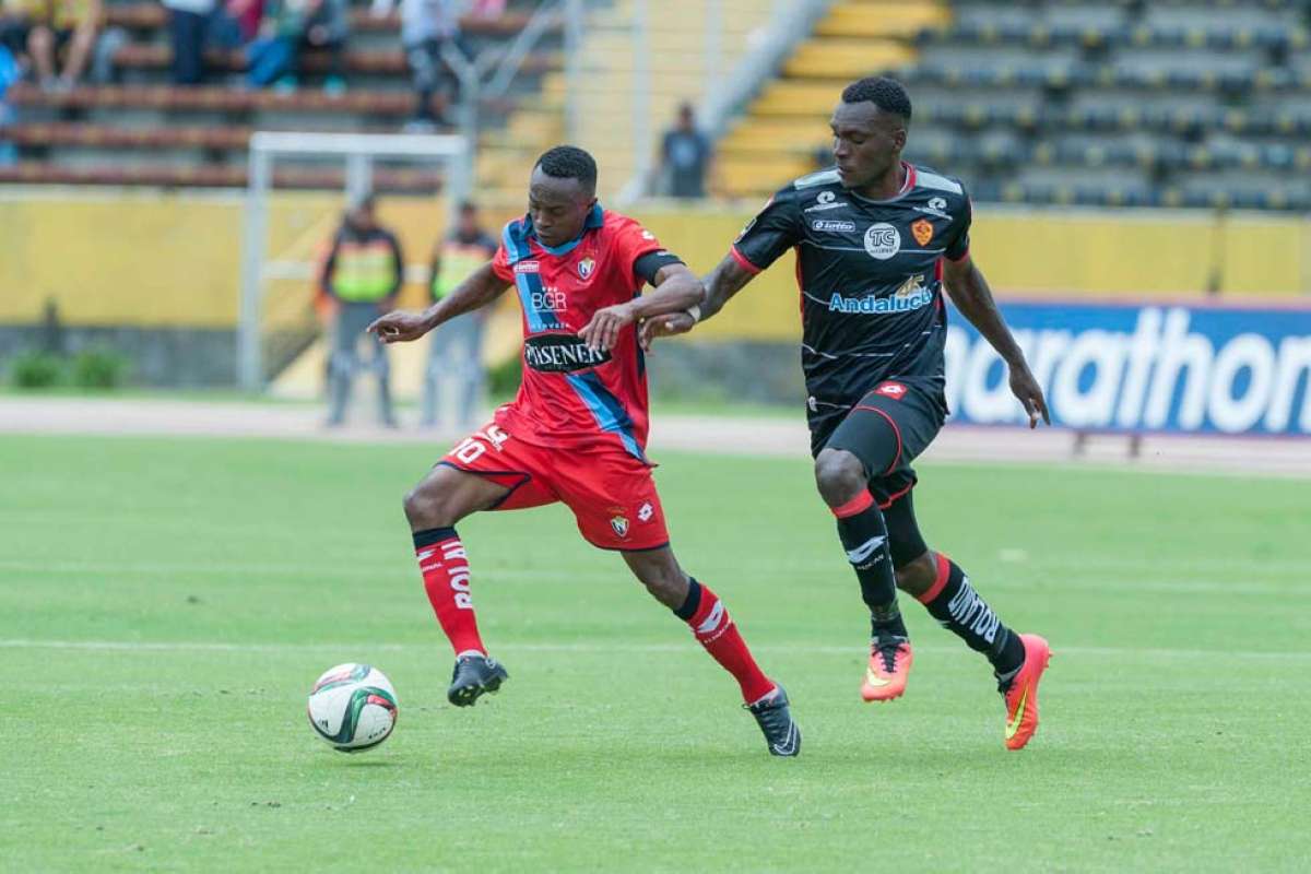 Cristian Lara (izq.) fue uno de los elementos desequilibrantes en El Nacional, desde su ingreso en la segunda mitad del partido en el estadio Atahualpa. Foto: Fernando Sandoval / El Tel&eacute;grafo