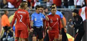 El &aacute;rbitro uruguayo Andr&eacute;s Cunha realiza una serie de consultas luego del tanto conseguido por Ra&uacute;l Ruid&iacute;az de Per&uacute;. Los jugadores peruanos lo escoltan.