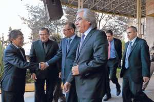 El Vicepresidente junto al Prefecto de Pichincha ingres&oacute; a la ceremonia de posesi&oacute;n oficial. FOTO: MIGUEL JIM&Eacute;NEZ.