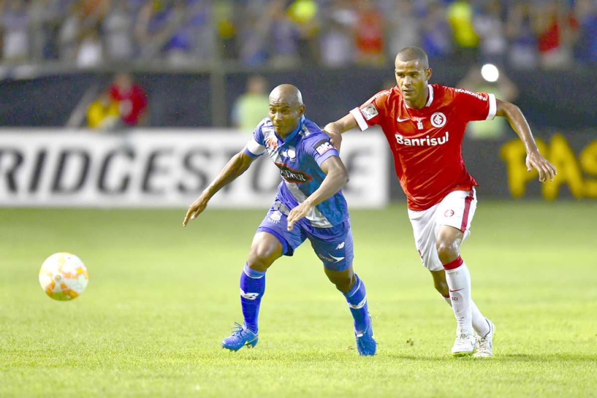 &Oacute;scar Bag&uuml;&iacute; (azul) disput&oacute; la pelota con el brasile&ntilde;o Ernando (rojo) anoche en el estadio Jocay. Foto: AFP