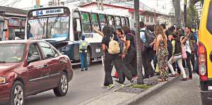 El caos que forman choferes y peatones se mantienen en avenidas como Kennedy, en la U. de Guayaquil. Foto: William Orellana / El Tel&eacute;grafo