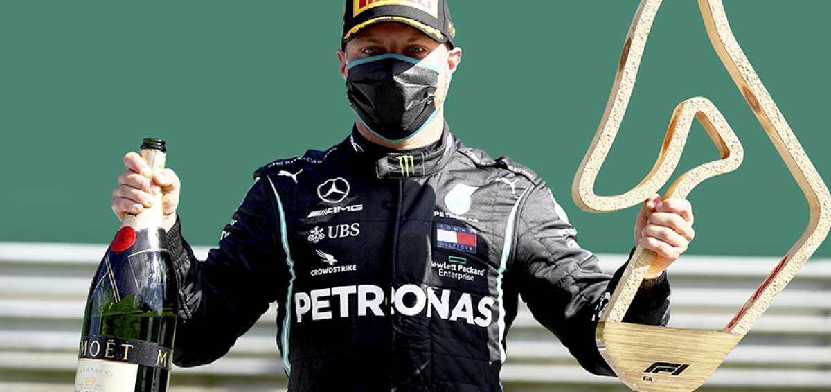 El finland&eacute;s Valtteri Bottas celebra su victoria en el GP de Austria, con mascarilla y sin poder festejar junto a los colaboradores de Mercedes.