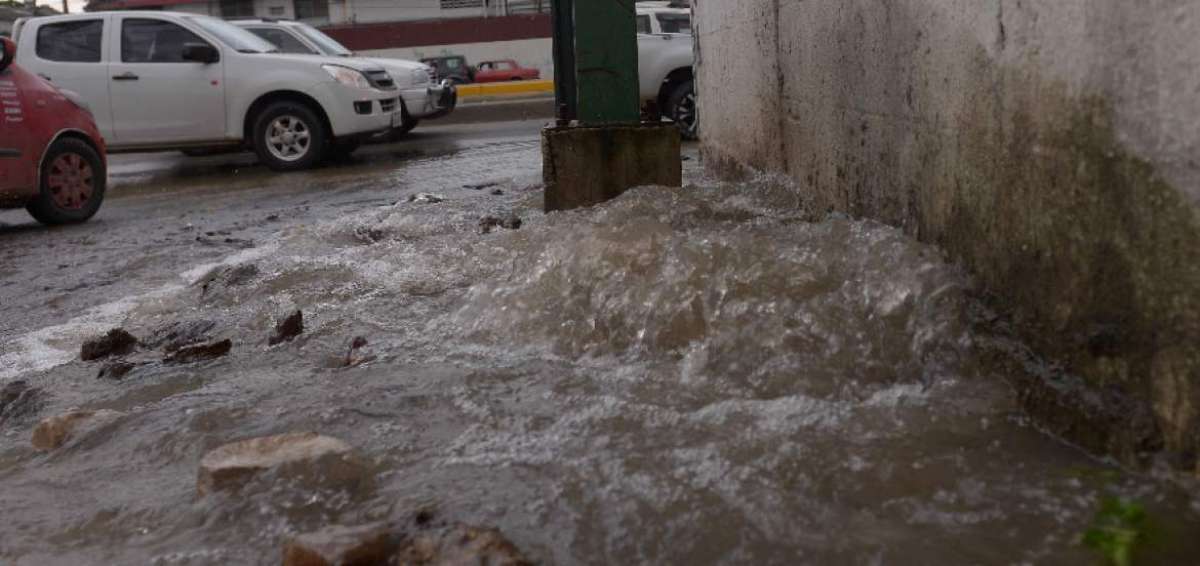 En La Prosperina, el da&ntilde;o en el acueducto origin&oacute; una fuga de agua que inund&oacute; una parte de la v&iacute;a a Daule a la altura del kil&oacute;metro 7.