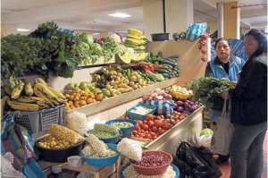 En los mercados urbanos de Latacunga y Salcedo la oferta de granos es variada y la Intendencia fij&oacute; los precios de algunos productos. Foto: Silvia Osorio│El Tel&eacute;grafo