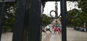 El Municipio de Guayaquil implement&oacute; solo una puerta de ingreso en el parque Centenario, seg&uacute;n inform&oacute;, por razones de seguridad.