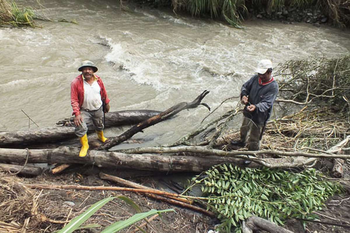 Los campesinos de la zona arriesgan sus vidas para construir estos muros a la orilla del r&iacute;o Malacatos. El trabajo puede tomar varias horas y en muchas ocasiones necesitan de la ayuda de mulas debido a los riesgos. Fotos: Hugo Pitisaca / El Tel&eacute;grafo