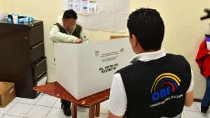 Luego de revisar que las urnas estaban vac&iacute;as e instalar el CD del programa del voto electr&oacute;nico  se procedi&oacute; con los primeros sufragios. Foto: Jos&eacute; Luis LLivisaca