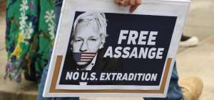 Manifestantes sostienen pancartas durante un mitin para pedir la liberaci&oacute;n del fundador de WikiLeaks, Julian Assange en S&iacute;dney, (Australia).