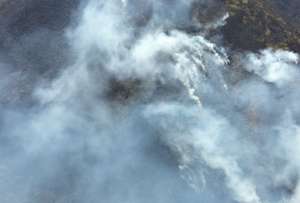 Las autoridades combaten el incendio en una zona de difícil acceso de Imbabura. 