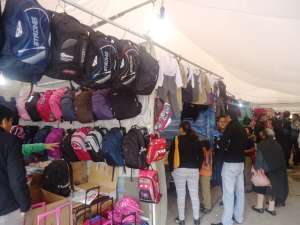 Los productores presentaron una gama de zapatos, zapatillas y mochilas, entre otras cosas. Foto: Elizabeth Maggi / El Tel&eacute;grafo