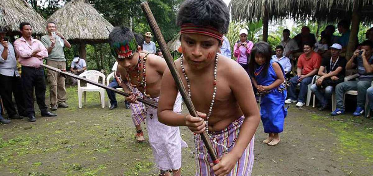 Adem&aacute;s de bailes, el festejo incluye beber chicha de chonta.