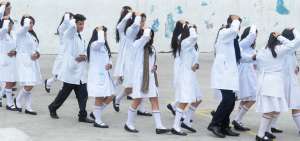 Estudiantes del Sim&oacute;n Bol&iacute;var de Quito salieron de las aulas protegiendo su cabeza y est&oacute;mago.