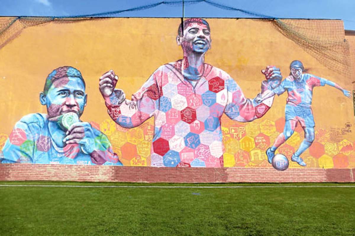 Este mural fue pintado en una de las canchas donde se jug&oacute; el mundial de los ni&ntilde;os de la calle, en el que participaron 230 jugadores. 