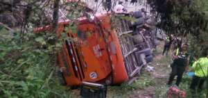 Un bus interprovincial cay&oacute; a un abismo en Esmeraldas