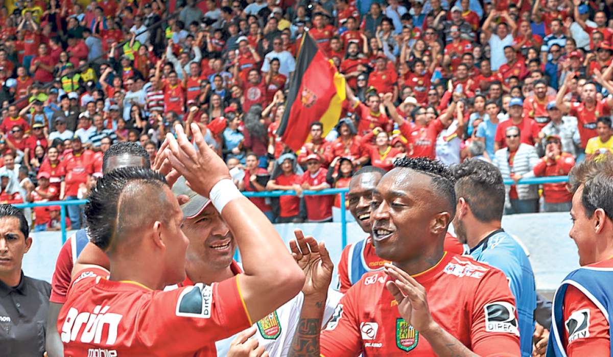 El jugador Luis Bola&ntilde;os (centro) celebra con sus compa&ntilde;eros el segundo gol que le anot&oacute; a Barcelona, en la goleada 3-0 el pasado domingo. Foto: Fernando Machado / El Tel&eacute;grafo
