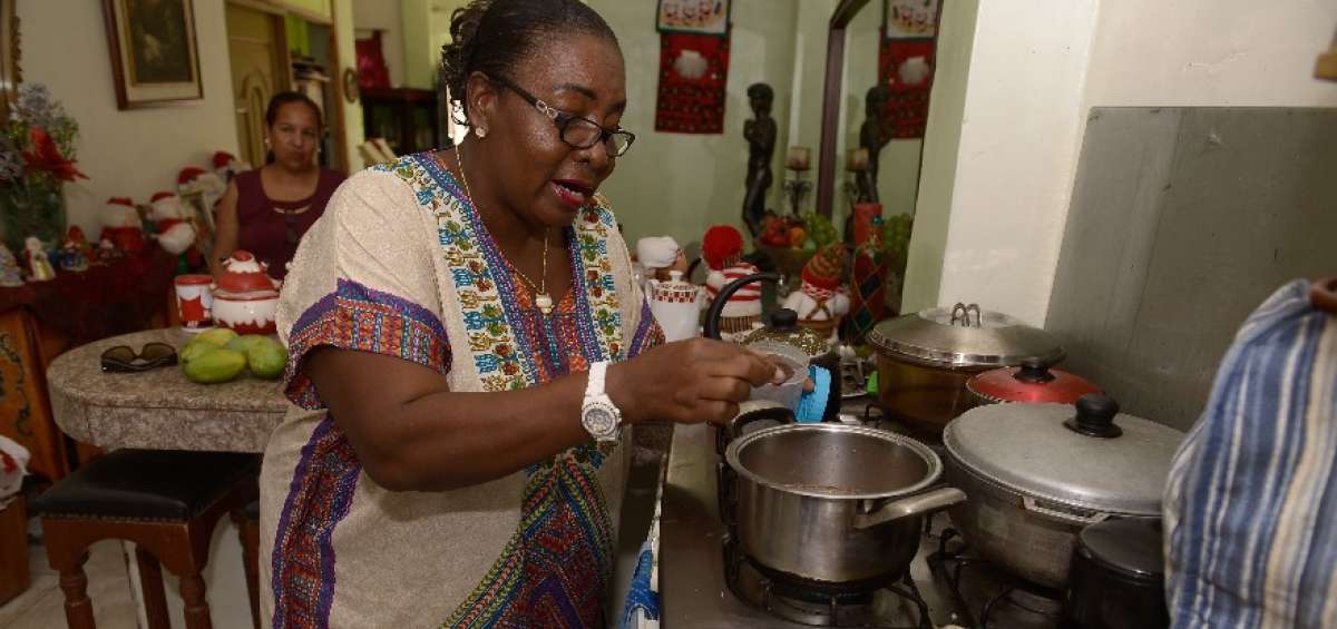 Magaly Tenorio, en su casa ubicada en el sur de Guayaquil, prepara el chocolate para sus invitados en Navidad.  
